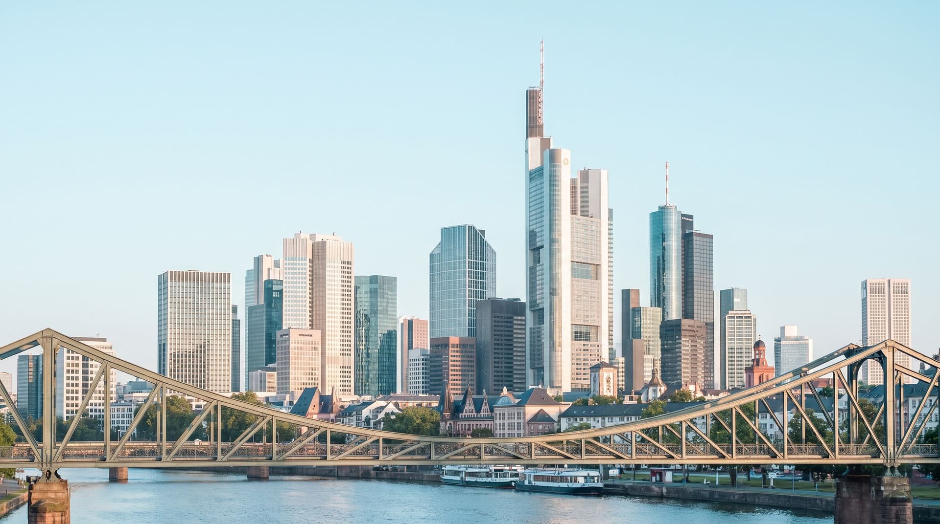 Frankfurter Bankenskyline mit dem Eisernen Steg über dem Main