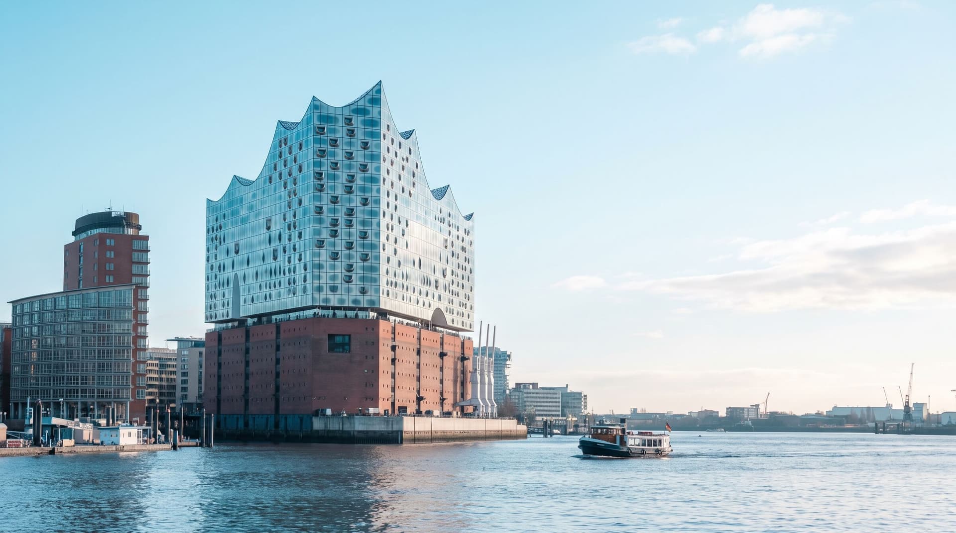 Elbphilharmonie im Hamburger Hafen am Morgen