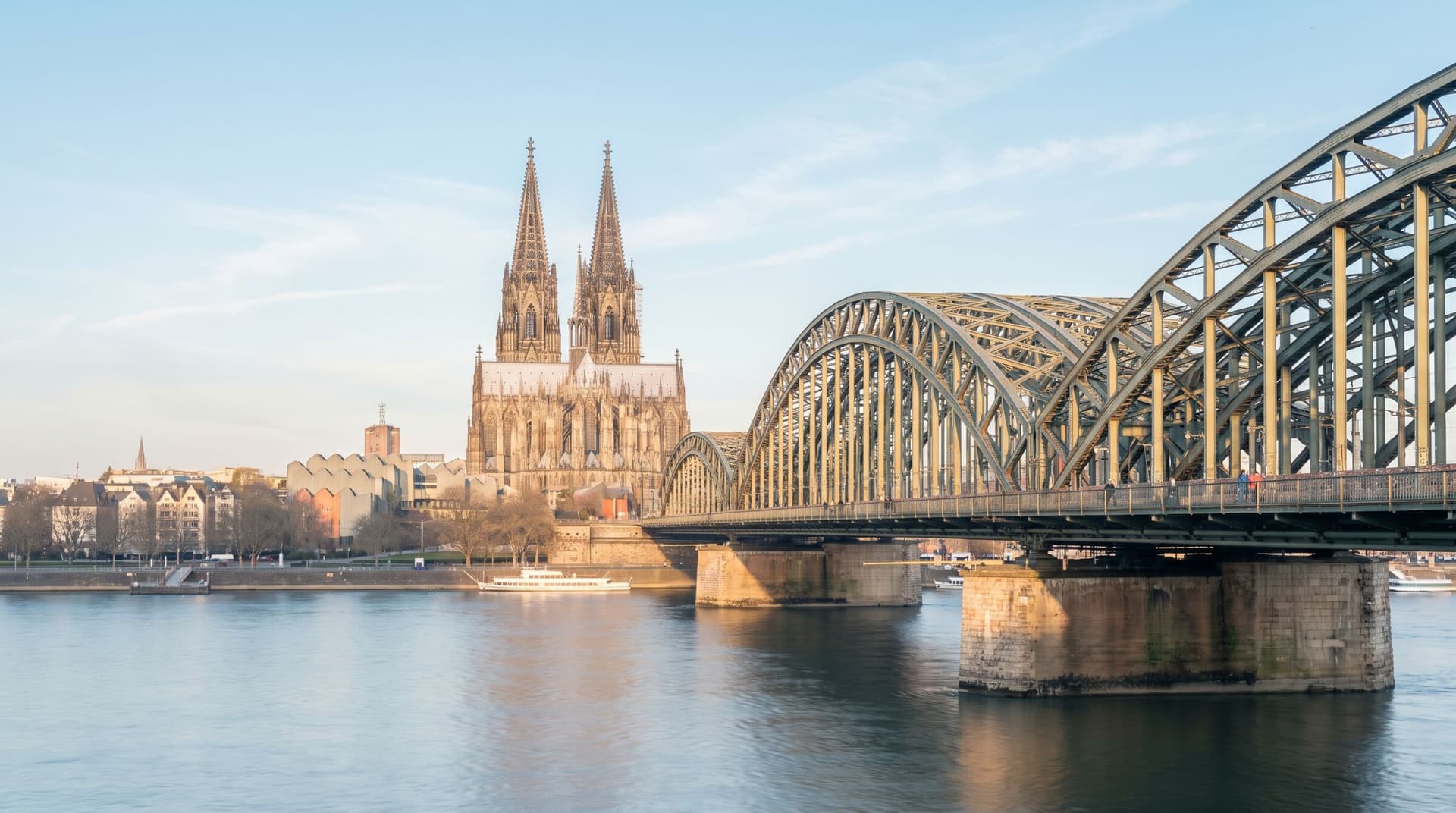Kölner Dom und Hohenzollernbrücke am Rhein im Morgenlicht